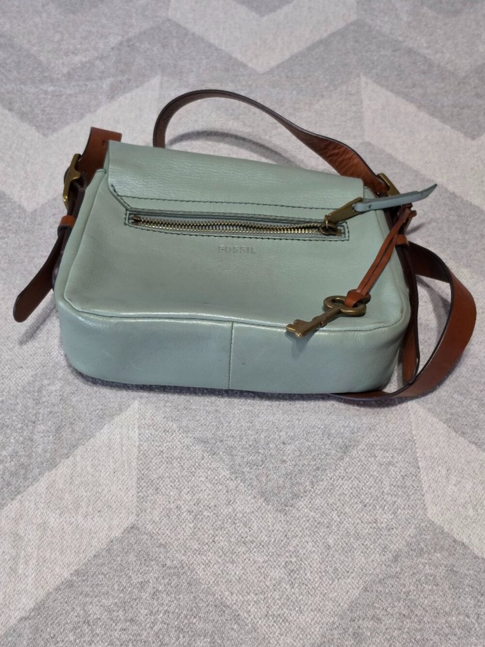 Fossil Leather Crossbody Bag With Adjustable Strap Zip Pockets & Key Charm - Lig